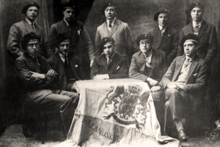 Rechtsonder: oud-praeses 1919-1922, Jean-Pierre van de Voort, heroprichter KSV Hollandia Lovaniensis na WOI  